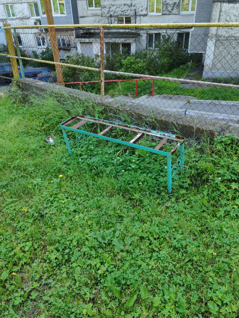 Территория вокруг дома не ухожена